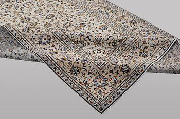 A carpet, Kashan, ca 283 x 194 cm.