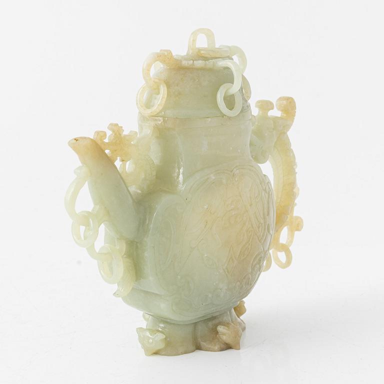 Kanna med lock, nefrit. Kina, sent 1900-tal.