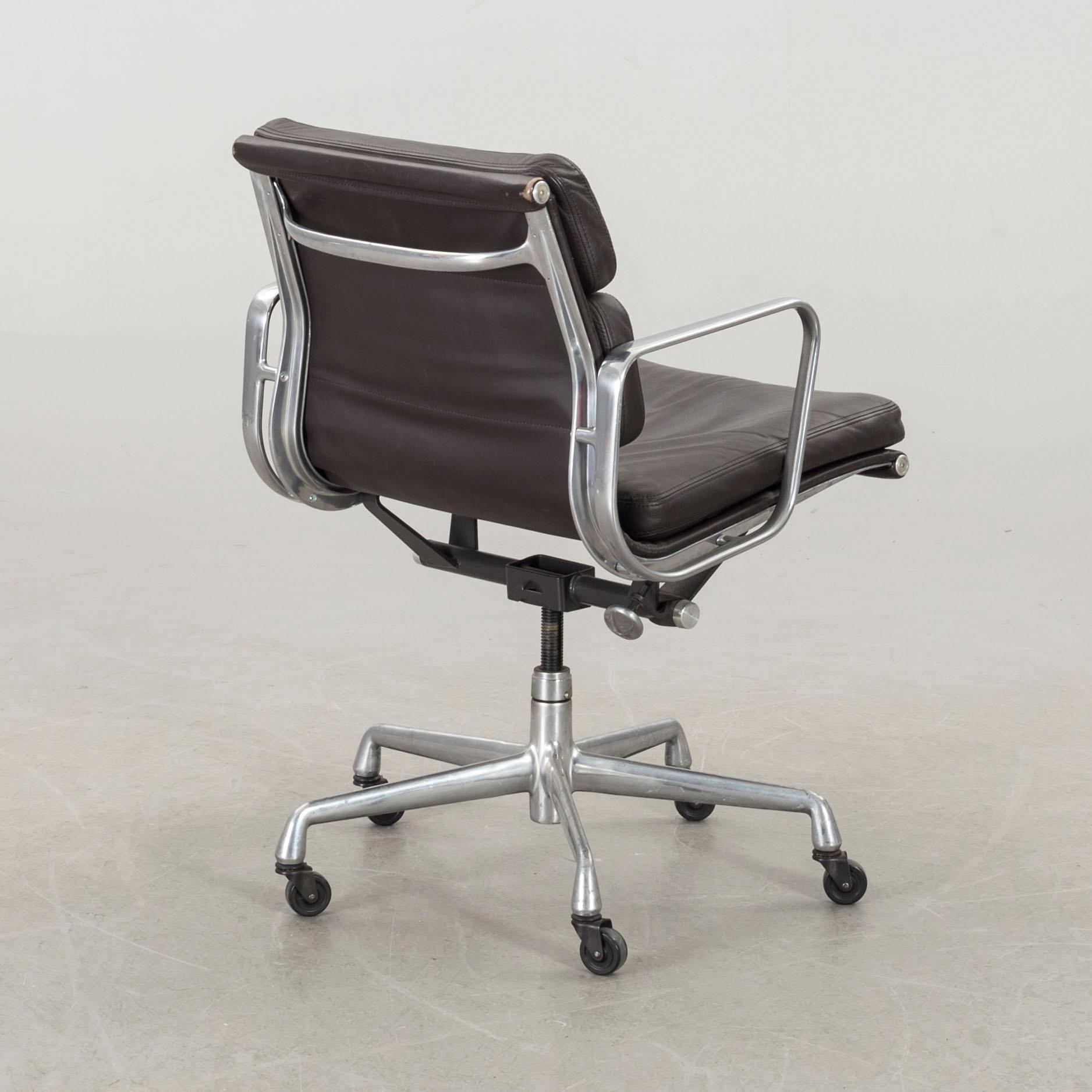 CHARLES & RAY EAMES, skrivbordsstol, "Soft pad chair". Herman Miller omkring 2000.