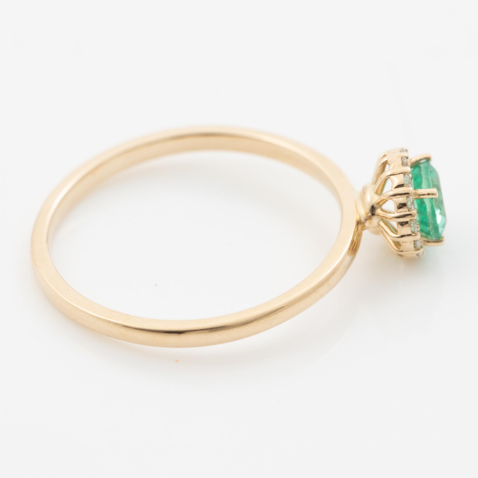 Ring in 14K gold with an emerald and small brilliant-cut diamonds.