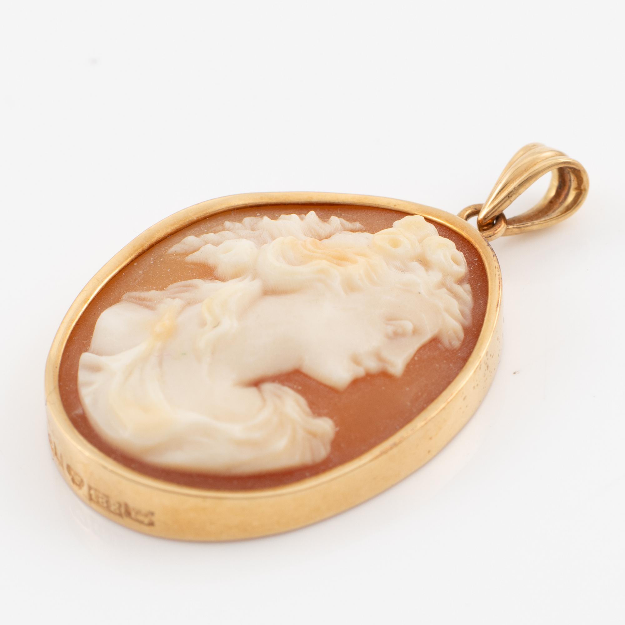 Pendant and brooch/pendant, 18K gold with shell cameos.