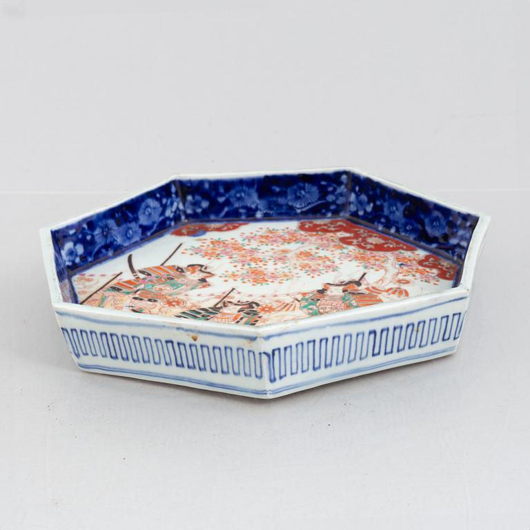 An 19th century Edo porcelain dish, Japan.