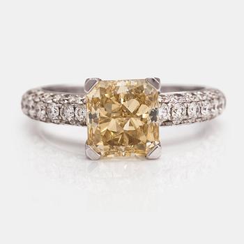 A 18K white gold ring with diamonds ca. 4.03 ct in total. With GIA certificate.