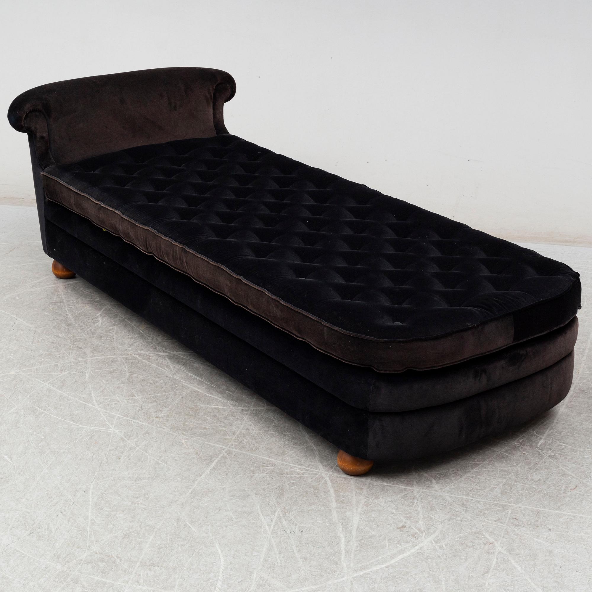 A model 775 daybed by Josef Frank for Firma Svenskt Tenn.