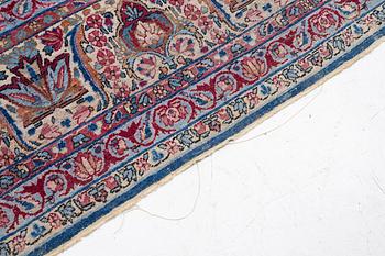 An antique Kirman carpet, ca 410 x 290 cm.