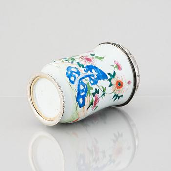 Kanna med lock, famille rose, med silvermontering av Nils Gram d ä, Köpenhamn 1756.
