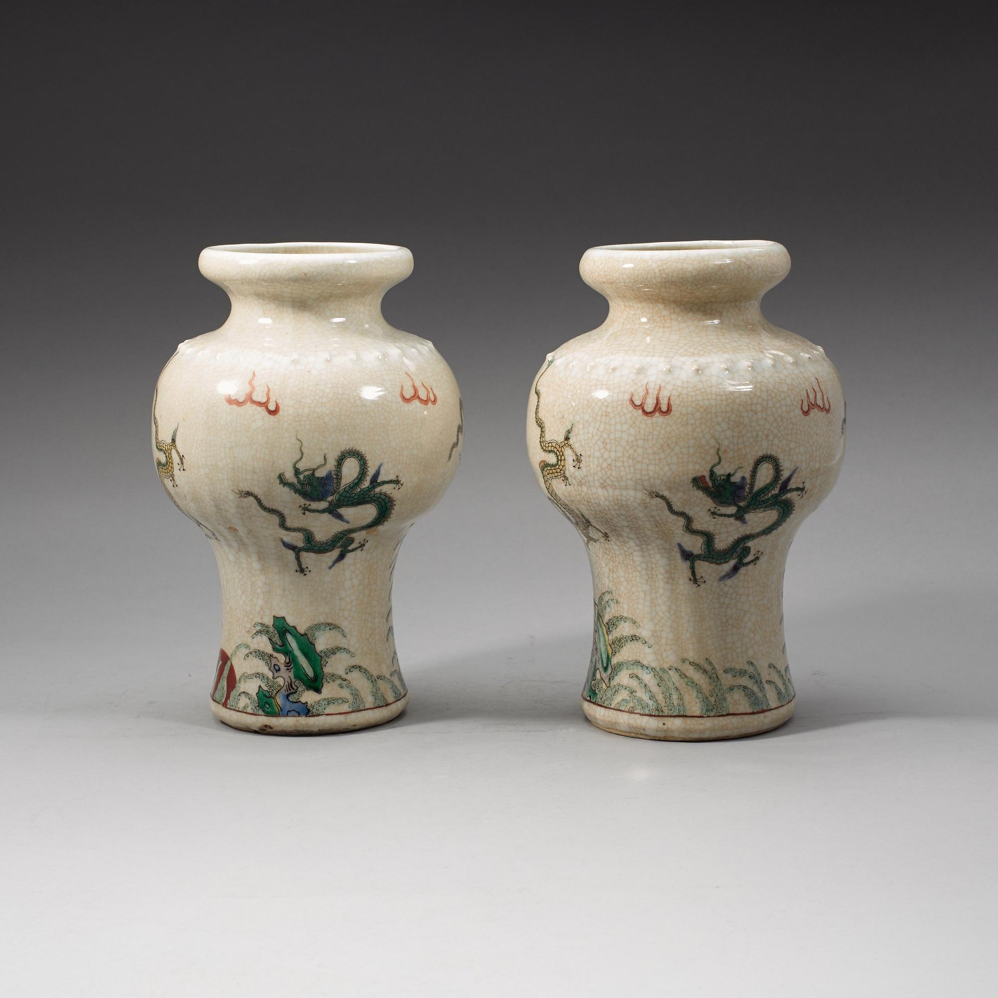 VASER, ett par, keramik. Qingdynastin, 1800-tal.