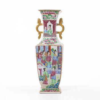 A famille rose Canton vase, Qing dynasty, 19th century.