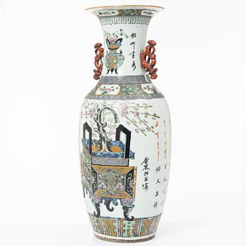 A large vase, China, circa 1900.