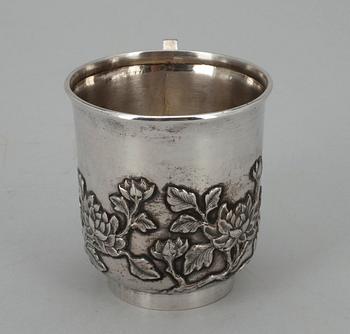 MUGG, silver, Kina. Finska importstämplar, Koruteollisuus Tillander, Helsingfors 1970. Vikt ca 147 g.