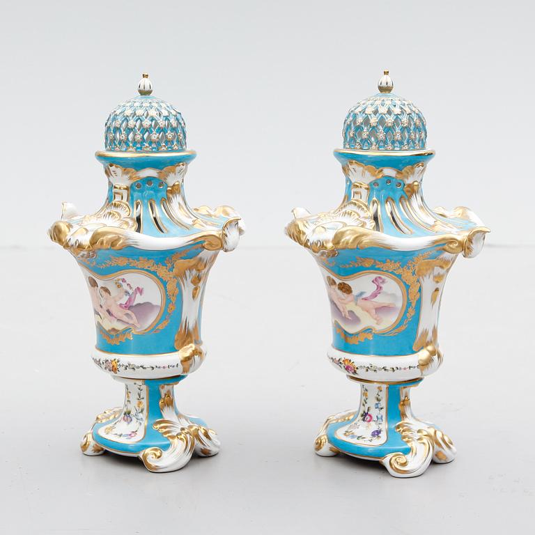 LOCKURNOR, 1 par, porslin, Sévresliknande märke, 1900-talets andra hälft.