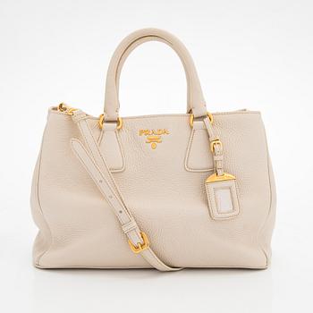 Prada, a 'Vitello Daino Tote' bag.