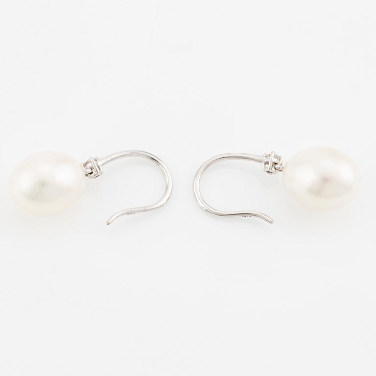 Earrings 18K white gold with cultured freshwater pearls and brilliant-cut diamonds.