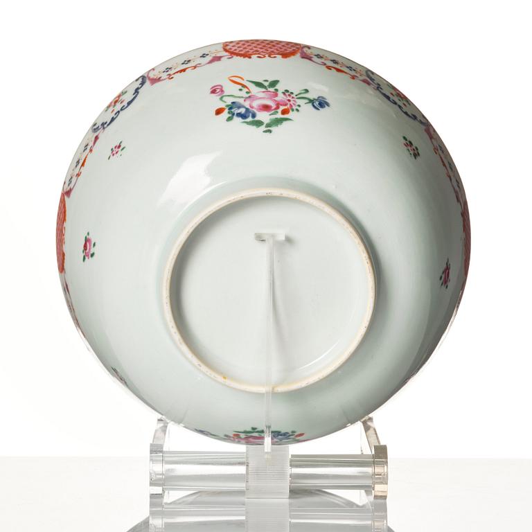 A famille rose bowl, Qing dynasty, Qianlong (1736-95).