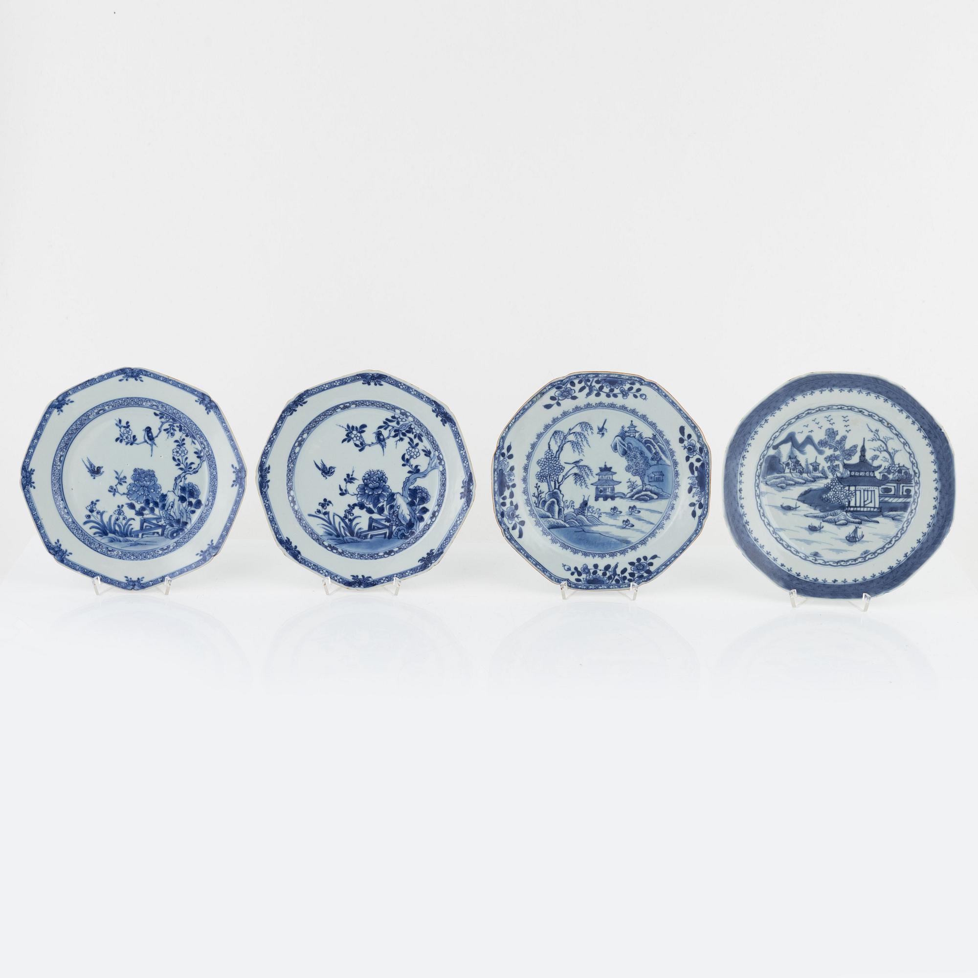 Tallrikar, 7 st, samt stekfat, Kina, Qingdynasti, 1700-1800-tal.