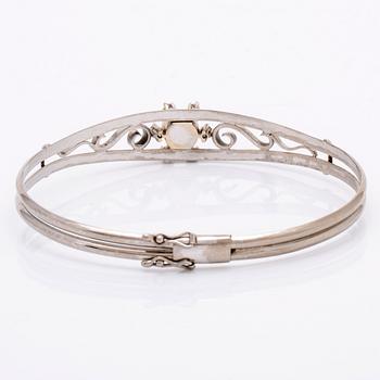 Armring 18K vitguld 1 odlad pärla ca 7,5 mm och 6 diamanter 8/8, stämplad K HIL Helge Larsson Malmö 1966, ca 16 cm.