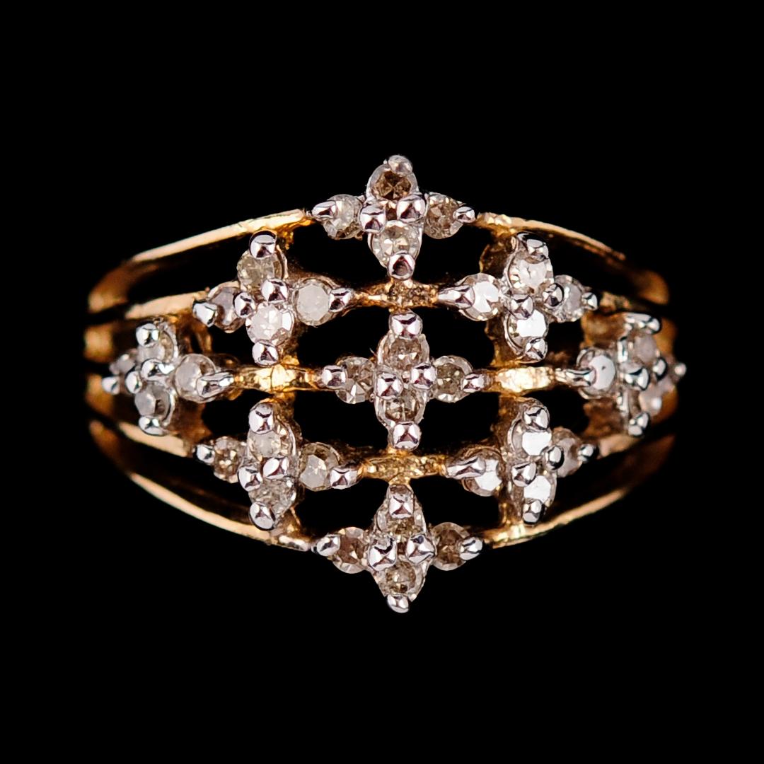 RING, 10 k, med diamanter 0.50 ct. Total vikt ca 4 g.