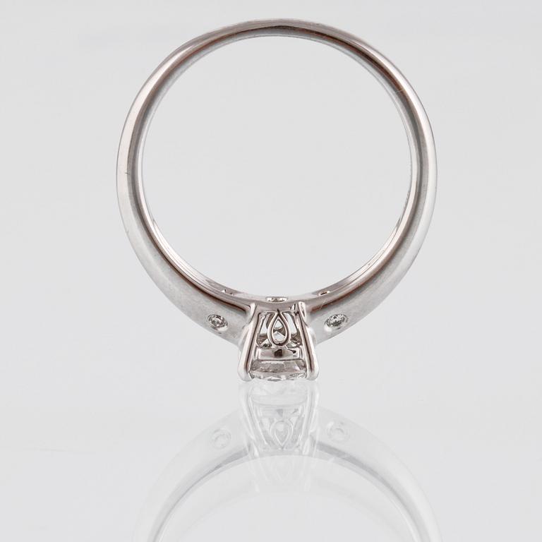 RING, 18K vitguld med briljantslipade diamanter ca 0.55 ct. Vikt 3,2 gram.