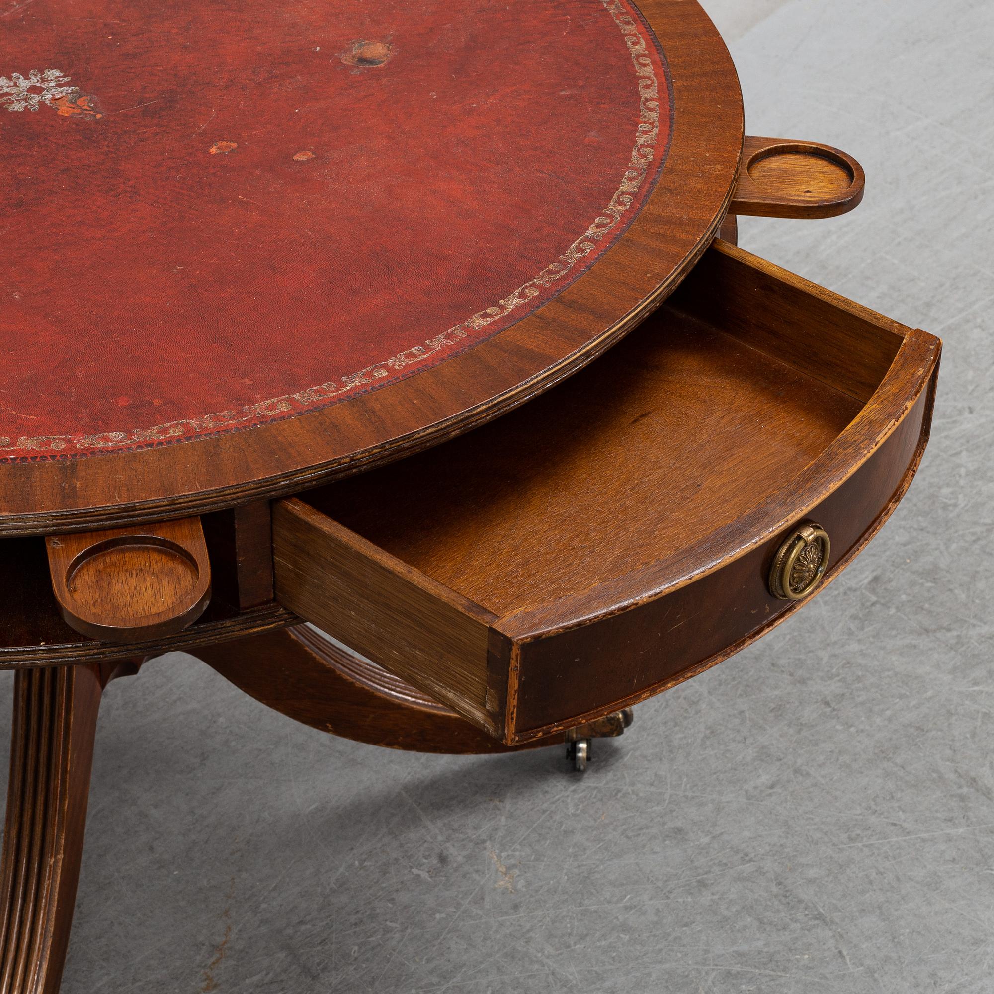 A mahogany carousel table, first half of the 20th Century.