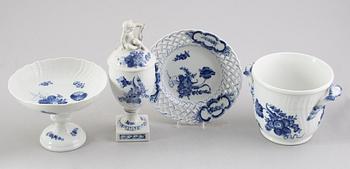 SERVISPORSLIN, 4 delar, "Blå Blomst", Royal Copenhagen.