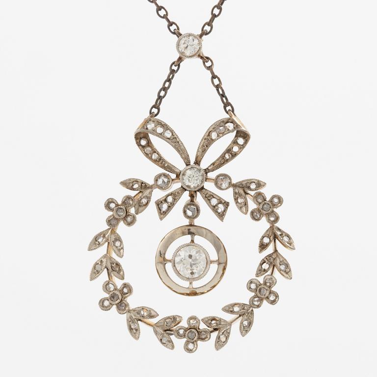 Hängsmycke 18K guld och silver i form av rosettkrans med gammal-och rosenslipade diamanter, omkring sekelskiftet 1900.