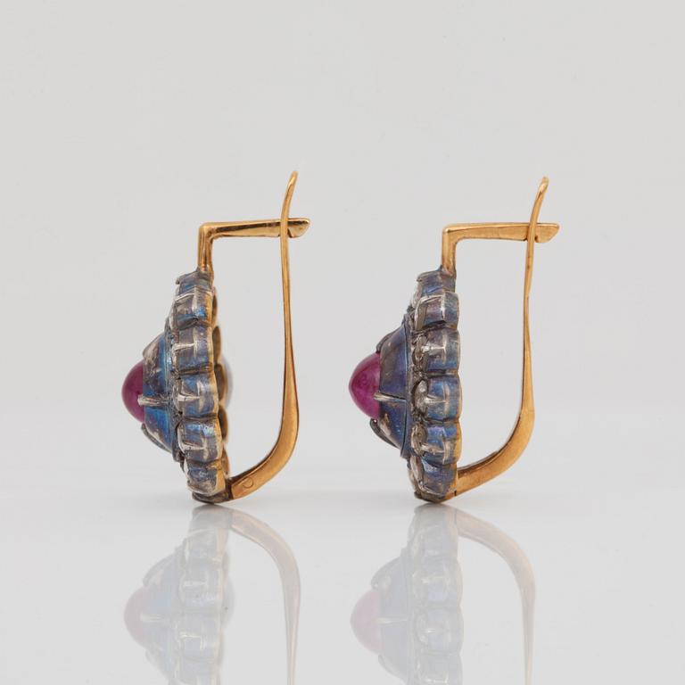 ÖRHÄNGEN med rubiner samt gammalslipade diamanter. Hlebnikoff, Moskva, 1899-1908.