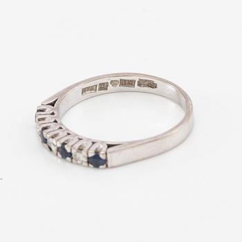 Ring in 18K white gold with round faceted sapphires and diamonds.
