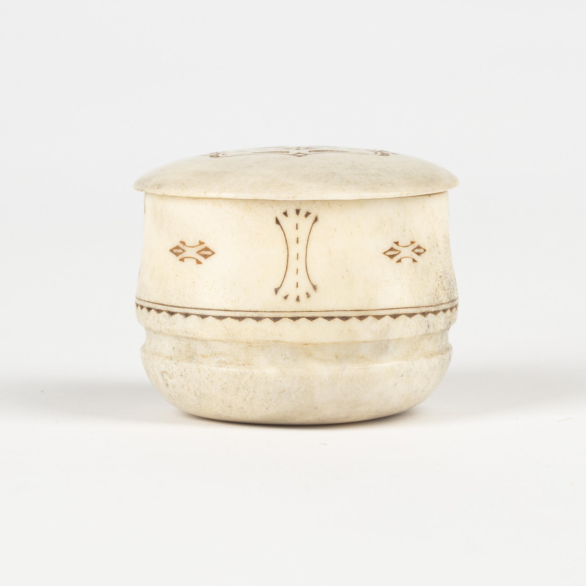 An engraved horn box with lid by THomas Marainen, signed.