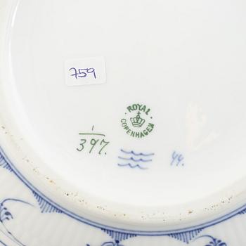 Karott / ragufat med lock, porslin, Royal Copenhagen, "Musselmalet", modell 397, 1898-1923.