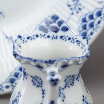 SERVISDELAR, Musselmalet, halvblond resp. helblond, Royal Copenhagen, ca 29 delar.