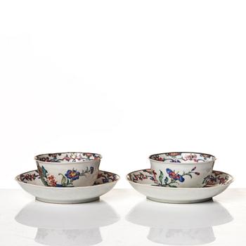Koppar med fat, ett par, porslin. Qingdynastin, Qianlong (1736-95).