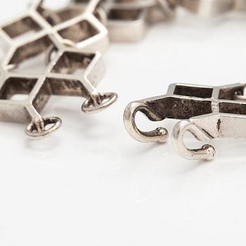 Jorma Laine, A silver bracelet. Kultateollisuus, Turku 1967.