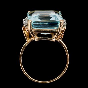 RING, trappslipad akvmarin och åttkantslipade diamanter, tot. ca 0.12 ct.