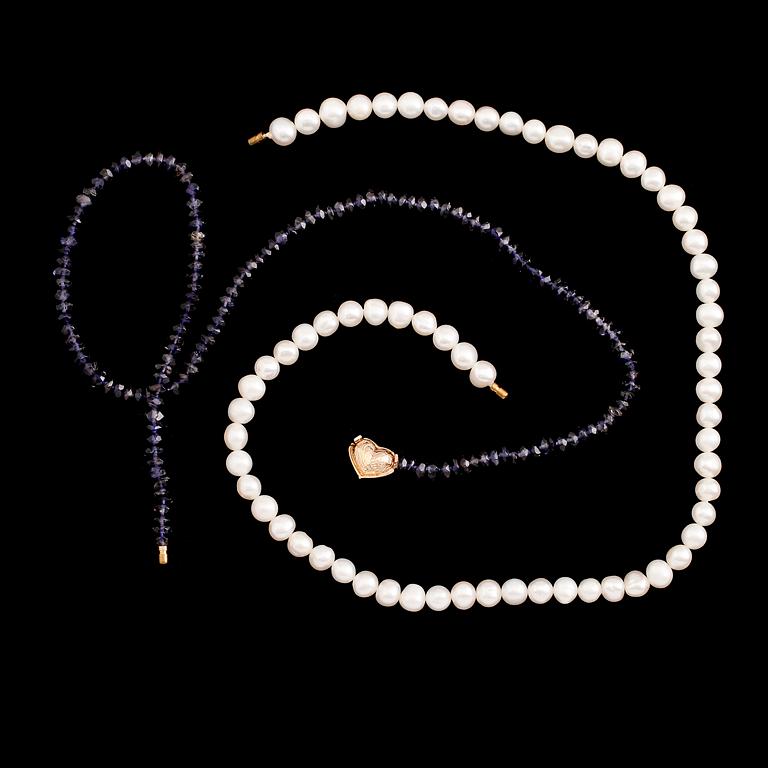 COLLIER, 2 st, fasetterade ametister samt pärlor med utbytbart lås, 14 k guld.