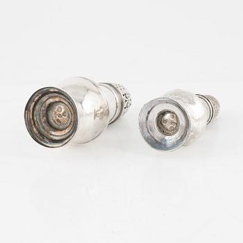 Ströare, 2 st , silver, England, 1700-tal.