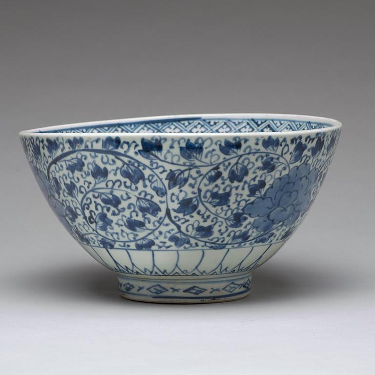 A blue and white bowl, Japan, Edo period (1603-1868).