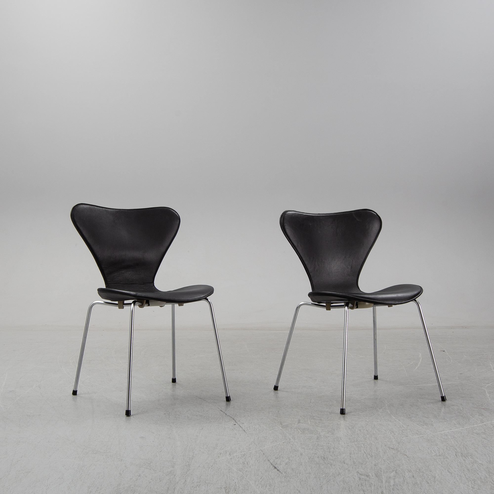 ARNE JACOBSEN, stolar, ett par, "Sjuan" för Fritz Hansen.