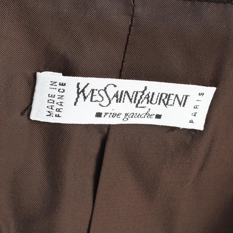 YVES SAINT LAURENT, a two-piece suit concisting of a jacket and pants in dark grey wool.