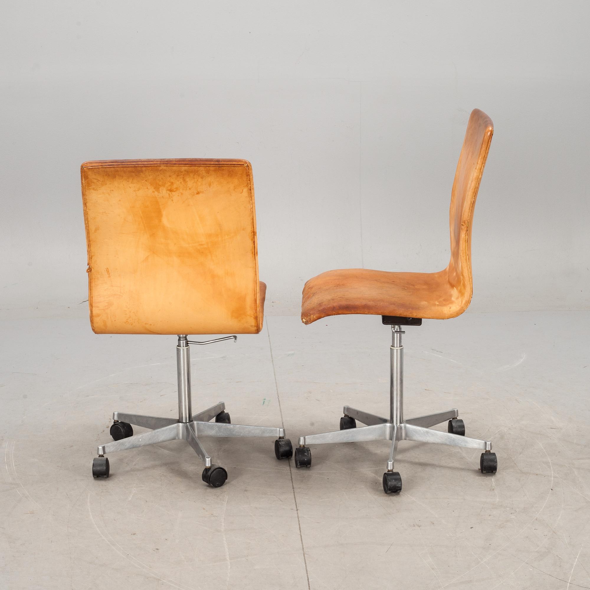 STOLAR, ett par, "Oxford", Arne Jacobsen, Fritz Hansen, Danmark, 1980-tal.