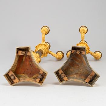 KANDELABRAR, ett par, senempire, förgylld och patinerad brons, 1800-talets första hälft.