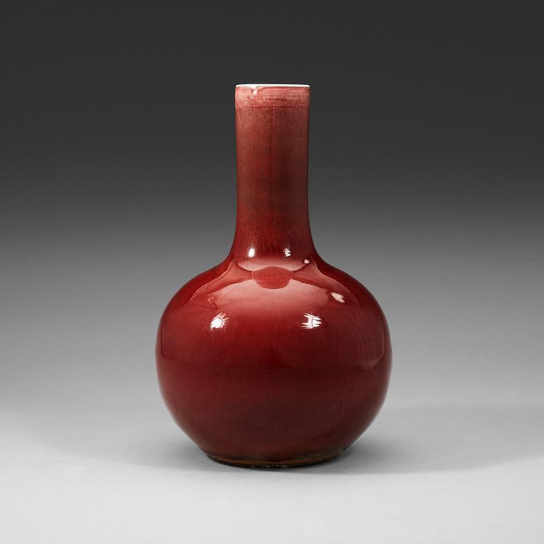 A 'sang de boef' glazed vase, late Qing dynasty.