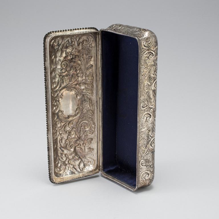 AN ENGLISH VICTORIAN SILVER BOX, London 1887. Weight with loose bottom ca 630 g.