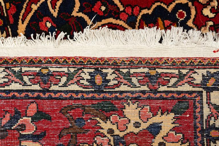 A semi-antique Chahar Mahal/Bakhtiari carpet, approximately 312 x 210 cm.