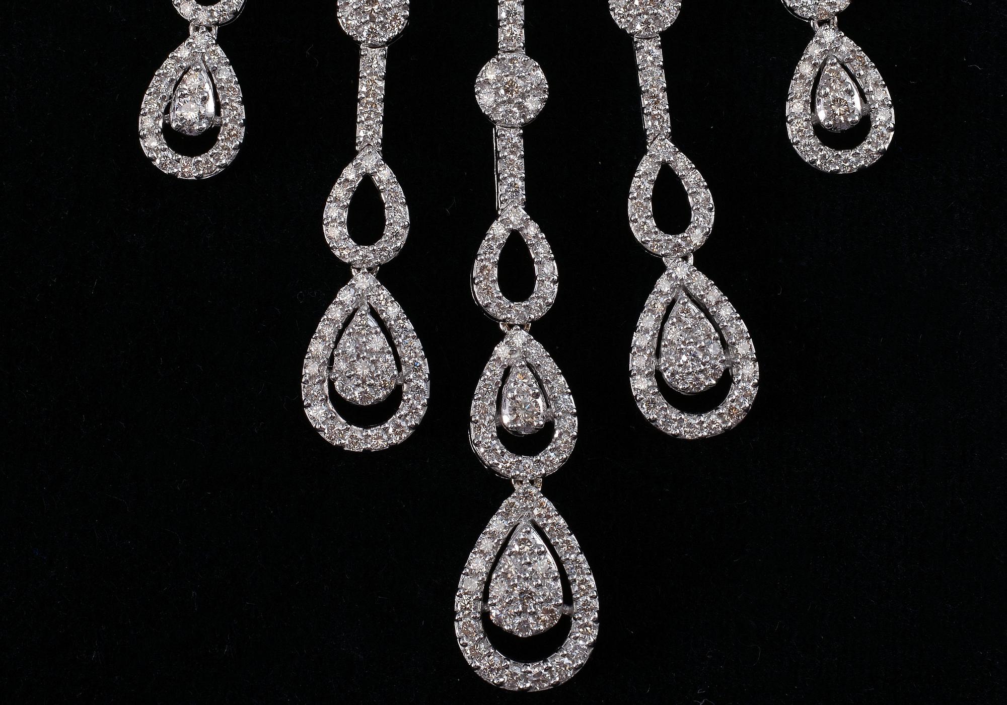 A NECKLACE, 830 brilliant cut diamonds 10.40 ct. H/si-I. Length 43 cm. Weight 47,9 g. SJL certificate nr. 4180.