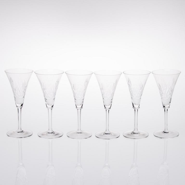 GLASSERVIS, 68 + 1 delar, slipad kristall, "Yrjö", Matti Niemi, Riihimäen Lasi.