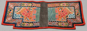 MATTO/A SADDLE COVER, a semi-antique Tibet, ca 133,5 x 68 cm.