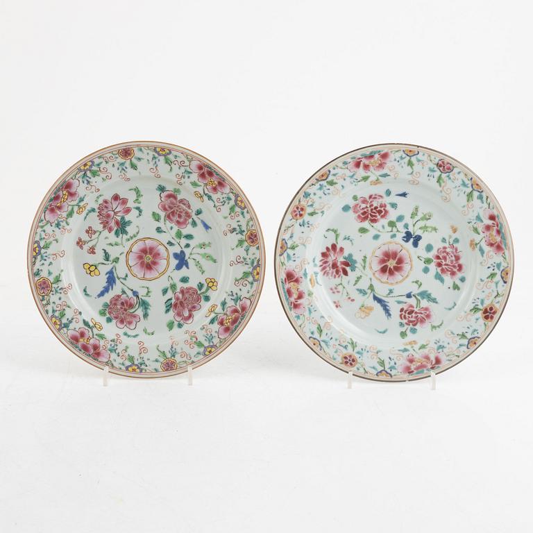 A pair of Chinese famille rose porcelain plates and a vase, Qing dynasty, 18th century.