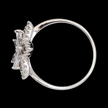 RING, 18K vitguld, diamanter tot ca 1.05 ct.