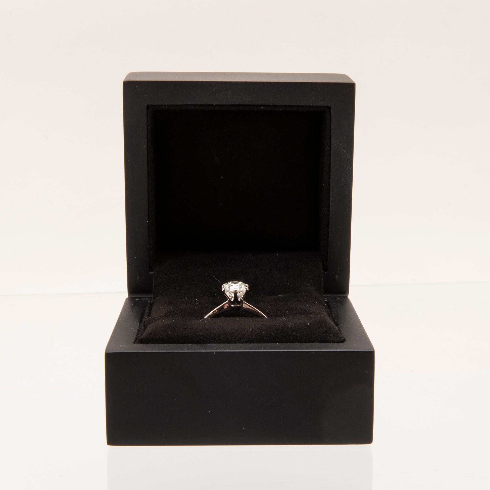 Ring solitär 18K vitguld med en rund briljantslipad diamant, 77 diamonds Birmingham, diamant med GIA Report.