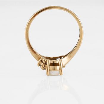 RING, 10K guld med 6 briljantslipade diamanter samt cabochonslipad vit opal. Vikt 2,4 gram.